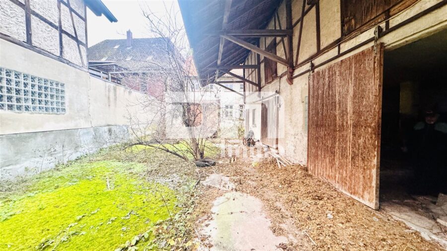 Wohn / Gewerbe Ensemble mit Wohnhaus, Stallgebäude, großer Scheune sowie Nebengebäude - Innenhofbereich 1 / Zufahrt über Frontseite